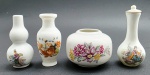 04 diferentes bibelôs de temática oriental, sendo três vasos e uma garrafinha com tampa, em porcelana com coloridos motivos florais e personagens em trajes tradicionais chineses. Medidas: 8 x 6 cm; 9 x 4 cm.