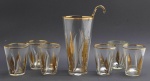 Conjunto para drinks com 01 coqueteleira, 01 misturador e 06 copos, em cristal translúcido decorado com motivos vegetalistas em dourado e branco. Medidas: 19 x 10 cm; 9,5 x 7,5 cm. Filetes das bordas dos copos desvanecidos em alguns pontos; douração do misturador desvanecida.