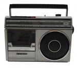 SANYO - M 2800 - GRAVADOR, TOCA-FITAS E RÁDIO - Antigo aparelho gravador, toca-fitas e rádio da Sanyo, produzido no Brasil. Produzido na década de 70. Feito em plástico rígido, possuindo alça para transporte, funcionamento por pilhas e energia elétrica. Medida: 28cm. Não testado, possui marcas de uso e desgastes.