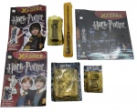 PLANETA DeAGOSTINI - GUIA PRÁTICO DE XADREZ HARRY POTTER - FASCÍCULOS 1 e 2 - Contém fascículo, fichário e 4 peças do xadrez.  O Guia Prático de Xadrez Harry Potter é uma coleção de fascículos e livros que ensina estratégias e táticas de xadrez inspiradas no universo de Harry Potter, abrangendo do fascículo 1 ao 81. O guia apresenta edições que combinam passo a passo, dicas práticas e ilustrações temáticas que conectam o jogo de xadrez ao mundo mágico de Hogwarts, tornando a aprendizagem mais envolvente para fãs e jogadores de xadrez. Observação: Possui ínfimas marcas, desgastes e amassados nos fascículos.
