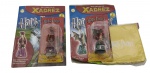 PLANETA DeAGOSTINI - GUIA PRÁTICO DE XADREZ HARRY POTTER - FASCÍCULOS 48 e 50 - Contém fascículos e 2 peças do xadrez.  O Guia Prático de Xadrez Harry Potter é uma coleção de fascículos e livros que ensina estratégias e táticas de xadrez inspiradas no universo de Harry Potter, abrangendo do fascículo 1 ao 81. O guia apresenta edições que combinam passo a passo, dicas práticas e ilustrações temáticas que conectam o jogo de xadrez ao mundo mágico de Hogwarts, tornando a aprendizagem mais envolvente para fãs e jogadores de xadrez. Observação: Possui ínfimas marcas, desgastes e amassados nos fascículos.
