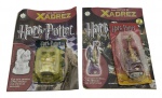 PLANETA DeAGOSTINI - GUIA PRÁTICO DE XADREZ HARRY POTTER - FASCÍCULOS 26 e 56 - Contém fascículos e 2 peças do xadrez.  O Guia Prático de Xadrez Harry Potter é uma coleção de fascículos e livros que ensina estratégias e táticas de xadrez inspiradas no universo de Harry Potter, abrangendo do fascículo 1 ao 81. O guia apresenta edições que combinam passo a passo, dicas práticas e ilustrações temáticas que conectam o jogo de xadrez ao mundo mágico de Hogwarts, tornando a aprendizagem mais envolvente para fãs e jogadores de xadrez. Observação: Possui ínfimas marcas, desgastes e amassados nos fascículos.