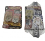 PLANETA DeAGOSTINI - GUIA PRÁTICO DE XADREZ HARRY POTTER - FASCÍCULOS 35 e 58 - Contém fascículos e 3 peças do xadrez.  O Guia Prático de Xadrez Harry Potter é uma coleção de fascículos e livros que ensina estratégias e táticas de xadrez inspiradas no universo de Harry Potter, abrangendo do fascículo 1 ao 81. O guia apresenta edições que combinam passo a passo, dicas práticas e ilustrações temáticas que conectam o jogo de xadrez ao mundo mágico de Hogwarts, tornando a aprendizagem mais envolvente para fãs e jogadores de xadrez. Observação: Possui ínfimas marcas, desgastes e amassados nos fascículos.