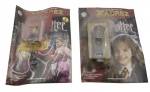 PLANETA DeAGOSTINI - GUIA PRÁTICO DE XADREZ HARRY POTTER - FASCÍCULOS 13 e 59 - Contém fascículos e 2 peças do xadrez.  O Guia Prático de Xadrez Harry Potter é uma coleção de fascículos e livros que ensina estratégias e táticas de xadrez inspiradas no universo de Harry Potter, abrangendo do fascículo 1 ao 81. O guia apresenta edições que combinam passo a passo, dicas práticas e ilustrações temáticas que conectam o jogo de xadrez ao mundo mágico de Hogwarts, tornando a aprendizagem mais envolvente para fãs e jogadores de xadrez. Observação: Possui ínfimas marcas, desgastes e amassados nos fascículos.