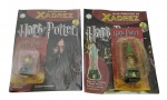 PLANETA DeAGOSTINI - GUIA PRÁTICO DE XADREZ HARRY POTTER - FASCÍCULOS 52 e 62 - Contém fascículos e 2 peças do xadrez.  O Guia Prático de Xadrez Harry Potter é uma coleção de fascículos e livros que ensina estratégias e táticas de xadrez inspiradas no universo de Harry Potter, abrangendo do fascículo 1 ao 81. O guia apresenta edições que combinam passo a passo, dicas práticas e ilustrações temáticas que conectam o jogo de xadrez ao mundo mágico de Hogwarts, tornando a aprendizagem mais envolvente para fãs e jogadores de xadrez. Observação: Possui ínfimas marcas, desgastes e amassados nos fascículos.