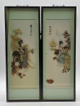 QUADROS - Par de painéis decorativos verticais de temática oriental, riquíssimos em detalhes; com figuras femininas em trajes tradicionais chineses, edificações clássicas, flores e vegetação esculpidos em madrepérola e resina, criando um efeito tridimensional; com caligrafia vertical e selo do artista. Origem: China. Moldura em madeira, com alça metálica geométrica e frontal de vidro. Medidas: 22 x 60 cm. O revestimento lateral interno de um dos painéis está parcialmente descolado.