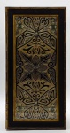 QUADRO - Painel têxtil oriental, em fundo escuro com minucioso bordado em fios metálicos dourados e prateados, e rica composição simétrica com flor central ladeada por arabescos e borboletas; moldura em madeira patinada de dourado no estilo bambu e com frontal de vidro. Medidas: 35 x 70 cm.