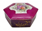 LIMOGES, FRANCE - Antigo potiche hexagonal em porcelana francesa de Limoges, decorada à mão com coloridos padrões florais e fitomórficos dourados sobre fundo vinho. Medidas: 12 x 5 cm. Pintura com ínfimos desgastes condizentes com a idade da peça.