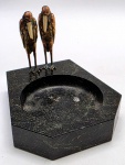 Cinzeiro em mármore com acabamento facetado e adornado com duas cegonhas em bronze. Medidas: 12 x 13 cm.