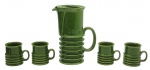 Conjunto composto por 01 jarra e 04 canecas, no estilo Art Déco Revival, com seção inferior do corpo cilíndrico trabalhado em relevo no padrão anelado; em cerâmica esmaltada na cor verde. Medidas: 29 x 19 cm; 11 x 9,5 cm. Jarra com ínfimo bicado na base; duas canecas com ínfimo bicado.