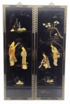 QUADROS - Par de painéis decorativos verticais de temática oriental, adornados com figuras femininas em trajes tradicionais chineses, flores e vegetação esculpidos em pedra sabão e madeira, criando um efeito tridimensional. Em madeira laqueada preta. Origem: China. Moldura em madeira, com alça metálica geométrica. Medidas: 30 x 91 cm. Moldura com ínfimos desgastes na pintura; algumas pedras com ínfimos arranhados.