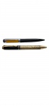 ESFEROGRÁFICAS - Lote com 2 esferográficas feitas com material sintético parecendo baquelite e detalhes em metal cromado. Uma com detalhes orientais e a outra em amarelo e preto. Medida: 14cm cada aproximadamente. Não testadas, possuem leves desgastes e a caneta com detalhes orientais possui nome de ex-proprietário.