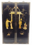 QUADROS - Par de painéis decorativos verticais de temática oriental, adornados com figuras femininas e masculina em trajes tradicionais chineses, edificações clássicas, flores e vegetação esculpidos em pedra sabão e madeira, criando um efeito tridimensional. Em madeira laqueada preta. Origem: China. Moldura em madeira, com alça metálica geométrica. Medidas: 30 x 91 cm. Moldura com ínfimos desgastes; algumas pedras com ínfimos arranhados.