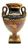 LUA NOVA PORCELANAS, PORTUGAL - Vaso no formato balaústre tipo Berlin, com alças laterais zoomórficas, galerias centrais e base adornadas com coloridos motivos florais; base pedestal com douração. Em porcelana; fabricação portuguesa. Medidas: 24 x 15 cm.