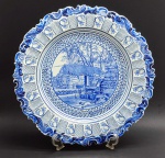FÁBRICA CERÂMICA DO CARVALHINHO, PORTUGAL - Imponente medalhão comemorativo, 49 cm, do centenário (1840-1940) da histórica Fábrica do Carvalhinho, fundada no Porto, em Portugal. Confeccionado em fina faiança esmaltada, apresenta rica ornamentação em azul-cobalto, destacando-se volutas em relevo, ramagens florais e requintados detalhes geométricos na borda; a galeria central exibe uma emblemática representação arquitetônica na cidade de Vizela. Numerado.