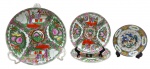 04 itens de temática oriental, sendo: um prato raso, dois pratos de sobremesa e um pires para xícara de chá, com diferentes padrões decorativos. Em porcelana multicolorida com detalhes em dourado. Fabricação chinesa. Medidas: 25 cm (diâm.); 19 cm (diâm.); 14,5 cm (diâm.). Com ínfimos bicados.