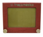 REI - TRAÇO MÁGICO - Antigo brinquedo óptico-mecânico de desenho em uma versão brasileira licenciada do brinquedo Etch A Sketch, fabricada pela Brinquedos Rei, a partir da década de 80. Medida: 25x20cm. Não testado, possui desgastes, manchas e marcas de uso.