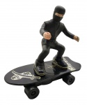CHAIN FONG - Antigo brinquedo retratando um ninja skatista a pilha, fabricado no final dos anos 80 e início dos anos 90. Feito em plástico rígido, realiza manobras e anda em círculos. Medida: 21cm. Não testado, possui ínfimas marcas de uso.