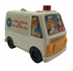 ESTRELA - AMBULÂNCIA DO DR. SARATUDO - Antigo brinquedo fabricado pela Estrela nos anos 80, feito em plástico rígido, adesivos ilustrados, botão de sirene na parte superior, compartimento com itens e boneco paciente na parte interna. Medida: 23cm. Possui ínfimos desgastes e marcas de uso.