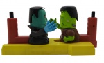 ESTRELA - JOGO DO TAPA - Antigo brinquedo da Estrela, Jogo do Tapa, produzido no final dos anos 80, feito em plástico rígido, tendo 2 personagens icônicos do mundo do terror, o Drácula e o Monstro de Frankenstein. Objetivo é com o tapa, retirar o tampo da cabeça do adversário. Medida: 29cm aproximadamente. Possui ínfimas marcas de uso e desgastes.