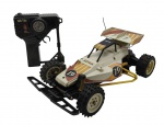 TEC TOY - AZTECA - Antigo carrinho de controle remoto da Tec Toy, modelo Azteca, lançado no final da década de 80. Estilo Buggy Off-Road, com suspensão, pneus de borracha e medindo 32cm. Acompanha controle remoto. Observação: Não testado, restaurado na parte traseira (sistema de rodas traseiras colada diretamente na base. Antenas danificadas (carro e controle), ausência da tampa das pilhas do carro. Possui marcas e desgastes.