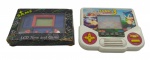 MINI-GAMES - Lote com 2 mini-games, sendo um da Tec Toy do Sonic 3 e o outro sem marca, ambos com funcionamento por pilhas, feitos em plástico rígido, eletrônicos, portáteis. 12cm aproximadamente cada. Não testados, possuem marcas de uso e leves desgastes.