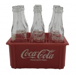 COCA-COLA - MINI ENGRADADO COM MINI GARRAFAS - Antigo item colecionável da Coca-Cola dos anos 80, sendo um mini engradado de plástico com 6 garrafinhas de vidro. Medida: 8cm cada garrafinha e o engradado. Observação: Garrafinhas sem líquido. Possuem leves desgastes.