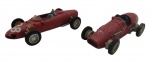 MINIATURAS - FERRARI - Lote com 2 miniaturas de Ferrari em escala 1/35. Feitas de ferro com partes plásticas. Modelos: FERRARI 156 F1 1961 e FERRARI 500 F2 1952. Observação: Contém pequenos desgastes na pintura. Modelo Ferrari 156 F1 com 2 ínfimas avarias próximas as rodas frontais.