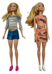 MATTEL - BARBIE - Lote com 2 bonecas Barbie de 2015, sendo os modelos: Barbie Passeio com o Cachorrinho e Barbie Fashion & Beauty. Acompanham calçado e vestimentas. Medida: 30cm cada.