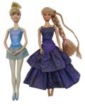 MATTEL - BARBIE e CINDERELA - Lote com 2 bonecas, 1 Barbie e 1 Cinderela, sendo os modelos: Barbie Glamour e Cinderela da linha Bailarinas da Princesas Disney . Medida: 30cm cada. Possuem leves marcas e desgastes. Barbie Glamour com alça do vestido colada no corpo da boneca.