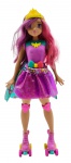 MATTEL - BARBIE - BARBIE AMIGA PRINCESA DE VIDEO GAME - Boneca Barbie baseada no filme Barbie em um Mundo de Video Game, produzida em 2016, com recurso eletrônico, sendo um jogo de memória interativo entre os botões da cintura com o corpete que acende em sequências coloridas para serem repetidos pelo jogador. Medida: 30cm aproximadamente. Não testada. Possui ínfimas marcas.