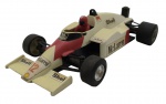 GLASSLITE - FÓRMULA 1 MCLAREN - Antigo brinquedo retratando carro de fórmula 1 da McLaren da Glasslite fabricado nos anos 80. Trazendo as icônicas cores branca e vermelha associadas ao patrocínio da Shell e ao piloto Ayrton Senna, número 12. Feito em plástico rígido com rodas livres. Medida: 20cm aproximadamente. Contém desgastes e marcas de uso. Aerofólio ausente.