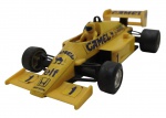 GLASSLITE - FÓRMULA 1 LOTUS 99T (1987) - Antigo brinquedo retratando carro de fórmula 1 da Lotus 99T da Glasslite fabricado nos anos 80. Trazendo as icônicas cores amarela e azul associadas ao patrocínio da Camel e ao piloto Ayrton Senna, número 1. Feito em plástico rígido com rodas livres. Medida: 20cm aproximadamente. Contém desgastes e marcas de uso.