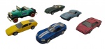 MINIATURAS - Lote com 6 miniaturas de carros, em escala 1/43 aproximadamente de marcas diversas. Modelos: Corvette 1963, Miura Sport, Lamborghini Countach 1985, Jaguar E Cabriolet, Dodge Viper 1996 e Ford anos 30. Rodas livres, feitos em metal com partes plásticas.  Possuem desgastes, marcas e pequenas avarias.