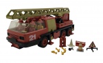 GEOBRA - PLAYMOBIL - CAMINHÃO DE BOMBEIROS - Antigo set do caminhão de bombeiros, fabricado na década de 80 pela Playmobil, licenciada pela GEOBRA. Contém 1 caminhão de bombeiros, 7 bonecos com capacetes, 1 mangueira enrolada, 2 cones, 1 placa sinalizadora, 1 megafone, 1 maleta, 1 cilindro duplo e 4 máscaras de gás. Escada funcional, rodas livres. Feito em plástico rígido. Medidas: 40cm aproximadamente. Observação: Set com peças ausentes, ínfimos desgastes e marcas de uso, pequenas avarias.