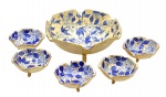 WEISS - Conjunto com 01 bowl e 05 tigelas para sobremesa com bordas recortadas decoradas com filetes dourados; adornados internamente com motivos florais e vegetalistas em tons azuis com detalhes em dourado; base trípode. Em cerâmica esmaltada. Medidas: 26 x 12 cm; 12 x 5 cm.