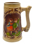 CERÂMICA SÃO JOSÉ, PEDREIRA, SP - Tankard, caneca de chopp/cerveja, em cerâmica policromada, decorada com cena típica alemã. Medidas: 17 x 13 cm. Com trincados e bicados.