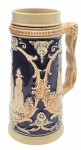 TANKARD - Caneca de chopp/cerveja, em cerâmica esmaltada adornada com cenas típicas holandesas; fabricação alemã. Medidas: 22 x 13 cm.