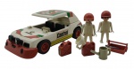 TROL - PLAYMOBIL - SET CARRO DE RALLY - Antigo set de Carro de Rally do Playmobil, feito nos anos 70, tendo 1 carro, 2 bonecos, 1 funil, 1 maleta de ferramentas, 1 chave de fenda, 1 chave de boca, 2 galões de combustível e 1 recipiente. Medida: 20cm aproximadamente. Observação: Possui diversas marcas de uso, desgastes, ausência de peças e avaria na lateral, no encaixe da capota.