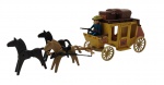 PLAYMOBIL - CARROÇA DE DILIGÊNCIA DO VELHO OESTE - Antigo brinquedo retratando uma diligência de correios do Velho Oeste da linha clássica Western, fabricado entre as décadas de 70 e 80. Contém 1 diligência, 3 cavalos, 1 boneco, 3 baús, 1 chapéu, 1 arma. Observação: Possui desgastes, marcas de uso, ausência de peças e pequenas avarias.