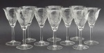 CRISTAL FRANCÊS SAINT-LOUIS - Conjunto com 10 elegantes taças em finíssimo cristal translúcido Saint-Louis, padrão "Manon"; gravadas com motivos de inspiração clássica e no estilo Império, com elaboradas guirlandas com ramagens; produção francesa, cerca de 1924-1930. Medidas: 17 x 8,5 cm.