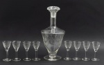 CRISTAL FRANCÊS SAINT-LOUIS - Elegante conjunto com 01 licoreira e 08 taças de licor em finíssimo cristal translúcido Saint-Louis, padrão "Manon"; gravadas com motivos de inspiração clássica e no estilo Império, com elaboradas guirlandas com ramagens; produção francesa, cerca de 1924-1930; corpo da licoreira no formato cônico. Medidas: 31 x 13 cm; 10 x 4,5 cm.