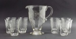 CRISTAL FRANCÊS SAINT-LOUIS - Elegante conjunto com 01 jarra e 10 copos em finíssimo cristal translúcido Saint-Louis, padrão "Manon"; gravadas com motivos de inspiração clássica e no estilo Império, com elaboradas guirlandas com ramagens; produção francesa, cerca de 1924-1930; corpo da jarra no formato cônico. Medidas: 21 x 15 cm; 10 x 8 cm.