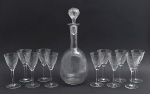 11 taças de licor em Cristal Francês Saint-Louis, e 01 licoreira em cristal; taças e licoreira com diferentes padrões decorativos de inspiração clássica, com guirlandas e ramagens; taças de produção francesa, cerca de 1924-1930; licoreira sem identificação de manufatura e no formato ovalado. Medidas: 32 x 12 cm; 13 x 6 cm.