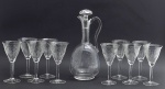 10 taças em Cristal Francês Saint-Louis, e 01 jarra em cristal com tampa; taças e jarra com diferentes padrões decorativos de inspiração clássica, com guirlandas e ramagens; taças de produção francesa, cerca de 1924-1930; jarra sem identificação de manufatura e no formato ovalado. Medidas: 29 x 11 cm; 15,5 x 7,5 cm.