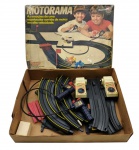 ESTRELA - MOTORAMA - O Motorama Estrela é um clássico jogo de corrida de motos brasileiro, popular principalmente nas décadas de 70 e 80, que combina pista em miniatura com motos de corda, oferecendo diversão e colecionismo. O jogo consiste basicamente em corridas de duas motos, que funcionam por corda e manualmente alinhadas em uma pista plástica ou metálica. O objetivo é realizar manobras e corridas emocionantes simulando competições reais de moto. Observação: Não testado, ausência de 1 moto, possui leves desgastes e marcas de uso. Caixa avariada.