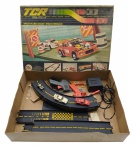 TROL - TCR SERIE RALLYE - Antigo autorama fabricado nos anos 70 pela Trol, incluindo pistas desafiadoras e carrinhos compatíveis com a escala 1:64. Os conjuntos frequentemente incluem retas, curvas, largada, transformadores e acessórios como sapatas de contato, adaptadores de pista e carenagens de carros de 2 Porsches. Não testado, possui ínfimos desgastes, marcas de uso, pequena avaria em um carrinho e na caixa.