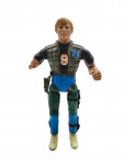 GLASSLITE - T.D. JACKSON - Antigo boneco de ação produzido nos anos 80 pela Glasslite, fazendo parte da famosa linha Rambo e a Força da Liberdade, baseada na série de animação da época. Feito em plástico rígido com rosto emborrachado e articulado. Medida: 17cm aproximadamente. Possui leves desgastes e marcas de uso. Ausência do braço direito e pequena avaria na perna esquerda.