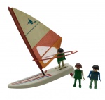 TROL - PLAYMOBIL - WINDSURF - Set Playmobil feito pela Trol nos anos 80, retratando um Windsurf com 3 bonecos. Feitos em plástico rígido. Possui desgastes, marcas de uso, pequena avaria na vela e peças ausentes.
