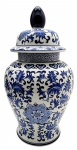 Jarro de Gengibre ou "Ginger Jar" de temática oriental, apresentando pega da tampa no formato oval, tampa abaulada e corpo balaústre; decorado em azul cobalto no padrão floral tradicional chinês. Em porcelana. Fabricação chinesa. Medidas: 47 x 22 cm.